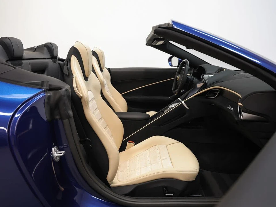 2025 Ferrari Roma Spider - Image 25 of 31