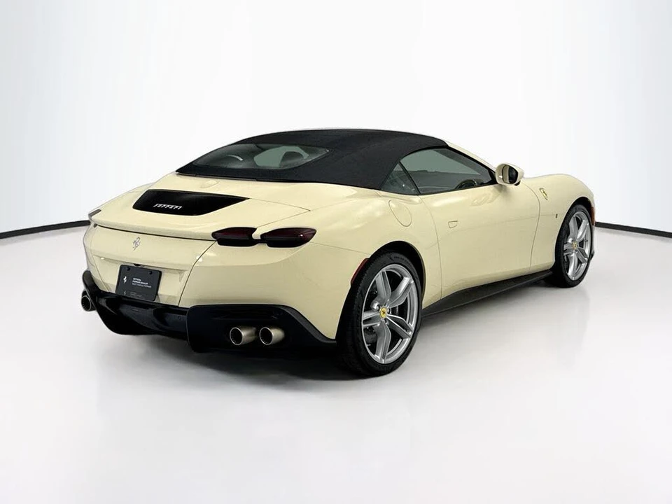 2025 Ferrari Roma Spider - Image 13 of 31