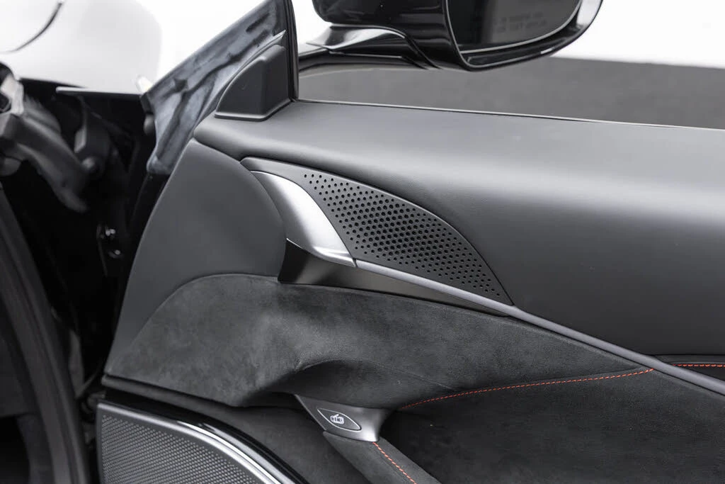 2025 Ferrari Roma Spider - Image 18 of 31