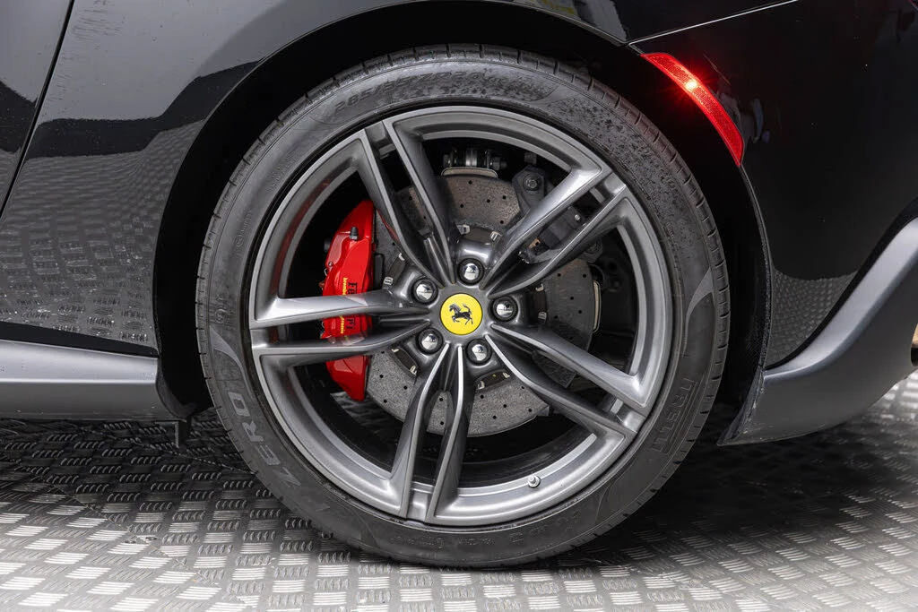 2025 Ferrari Roma Spider - Image 28 of 31
