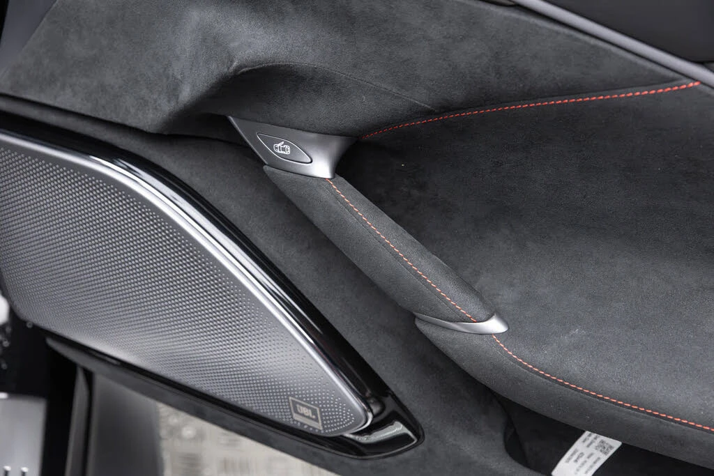 2025 Ferrari Roma Spider - Image 19 of 31