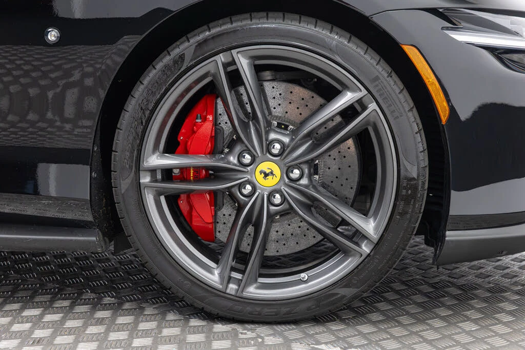 2025 Ferrari Roma Spider - Image 27 of 31