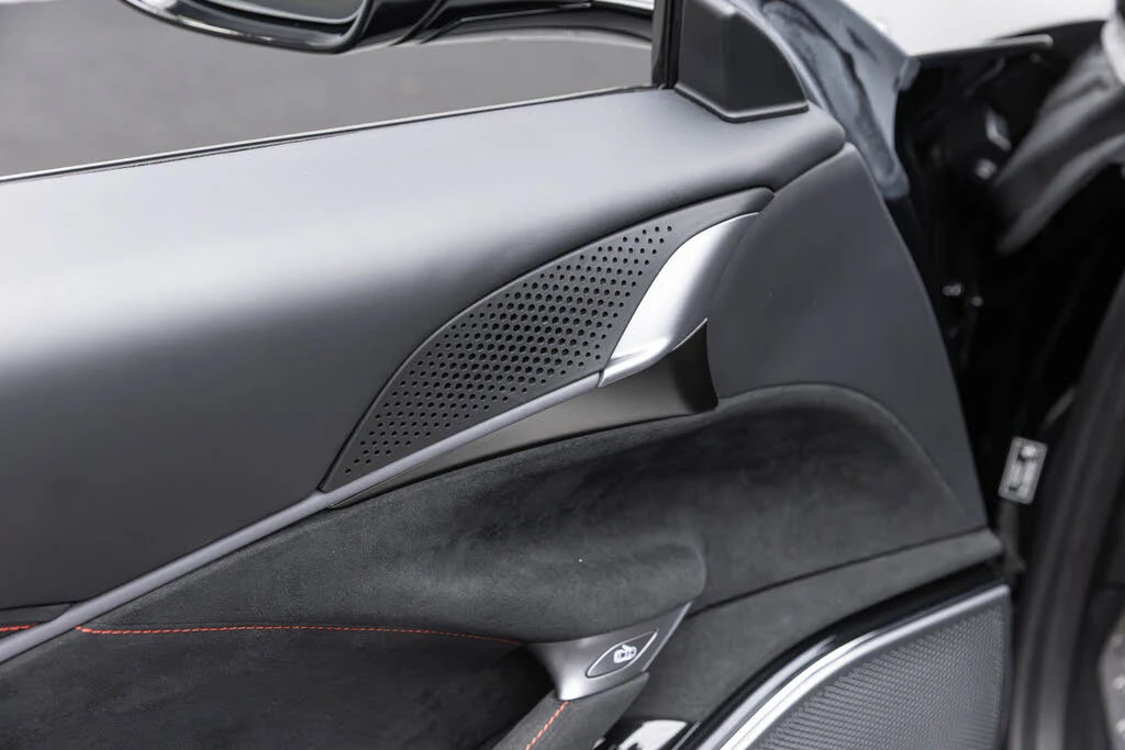 2025 Ferrari Roma Spider - Image 13 of 31