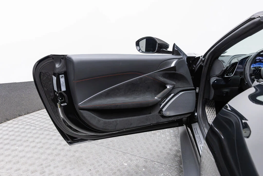 2025 Ferrari Roma Spider - Image 12 of 31