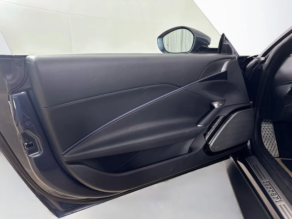 2025 Ferrari Roma Spider - Image 17 of 31