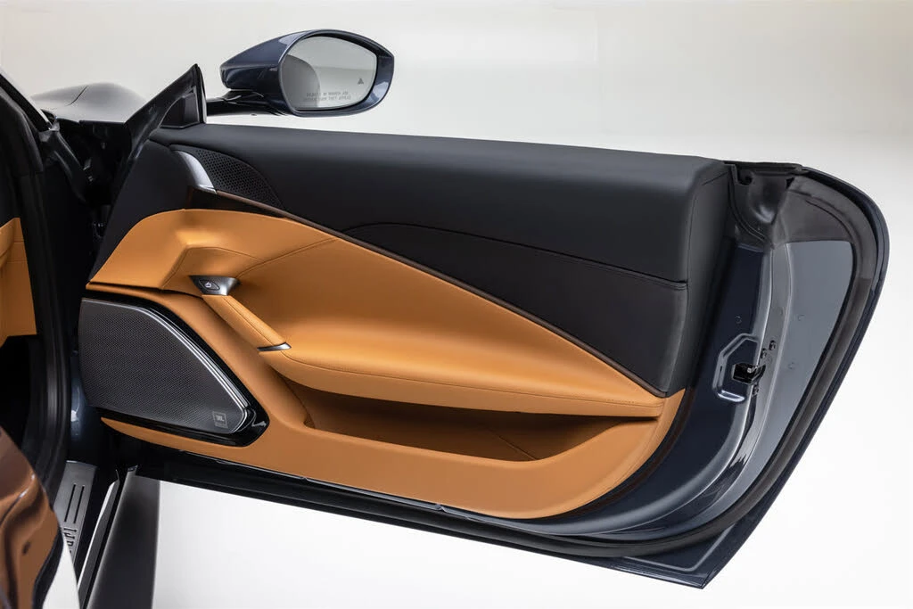 2025 Ferrari Roma Spider - Image 28 of 31