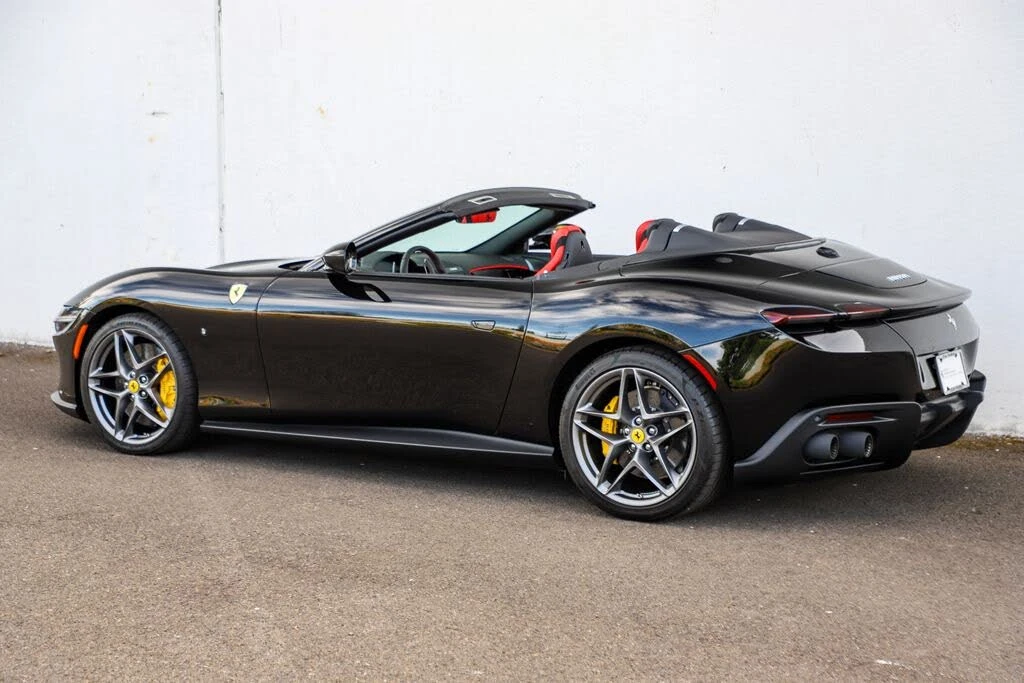 2025 Ferrari Roma Spider - Image 9 of 31