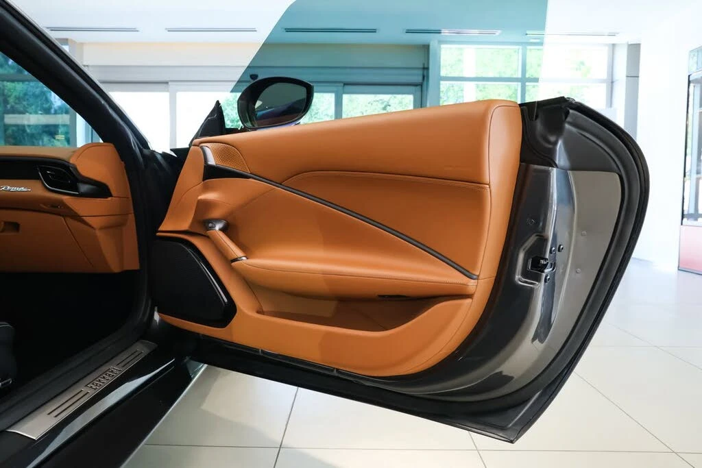 2025 Ferrari Roma Spider - Image 28 of 31