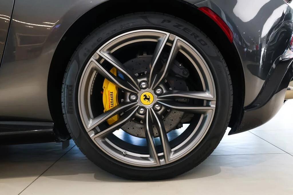 2025 Ferrari Roma Spider - Image 29 of 31