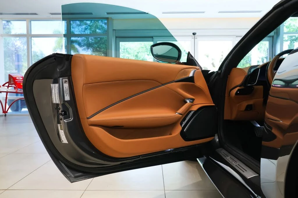 2025 Ferrari Roma Spider - Image 16 of 31