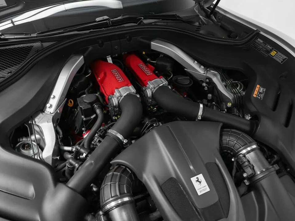 2025 Ferrari Roma Spider - Image 13 of 31
