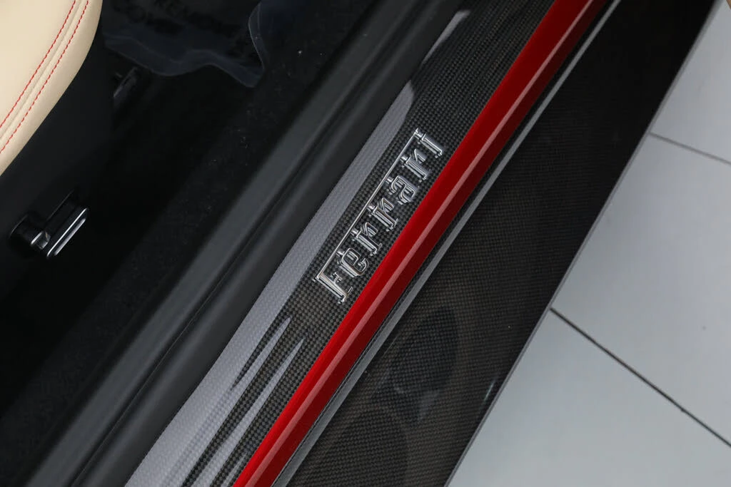 2025 Ferrari Roma Spider - Image 28 of 31
