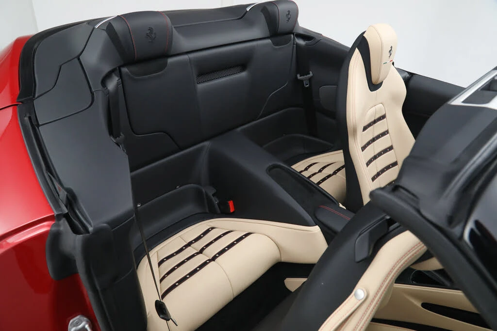 2025 Ferrari Roma Spider - Image 26 of 31