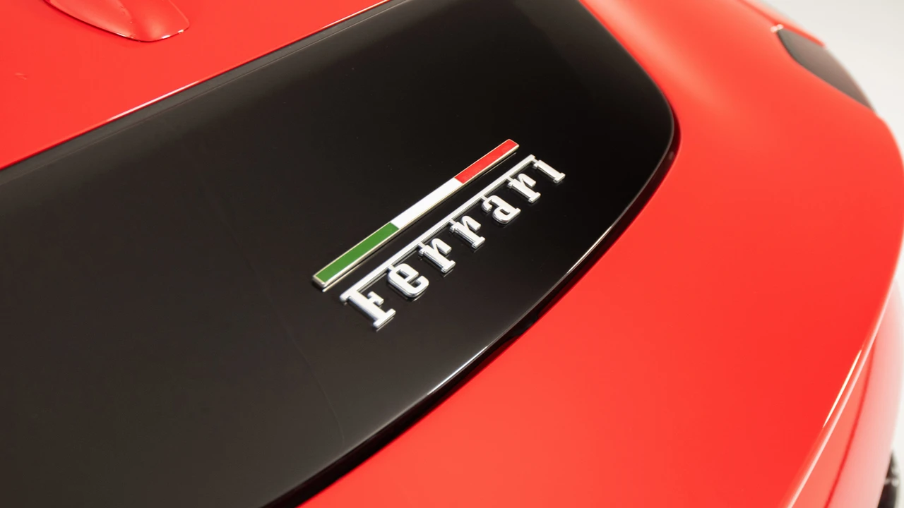 2025 Ferrari Roma Spider - Image 14 of 31