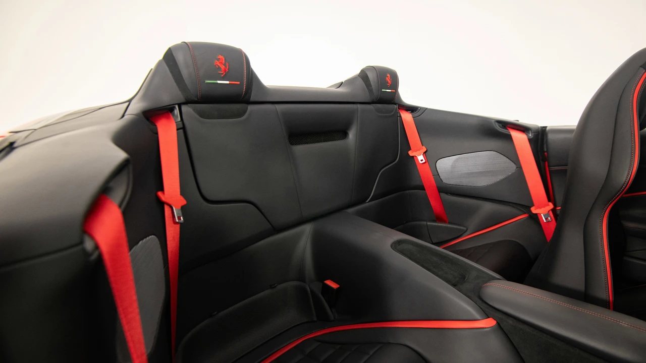 2025 Ferrari Roma Spider - Image 29 of 31