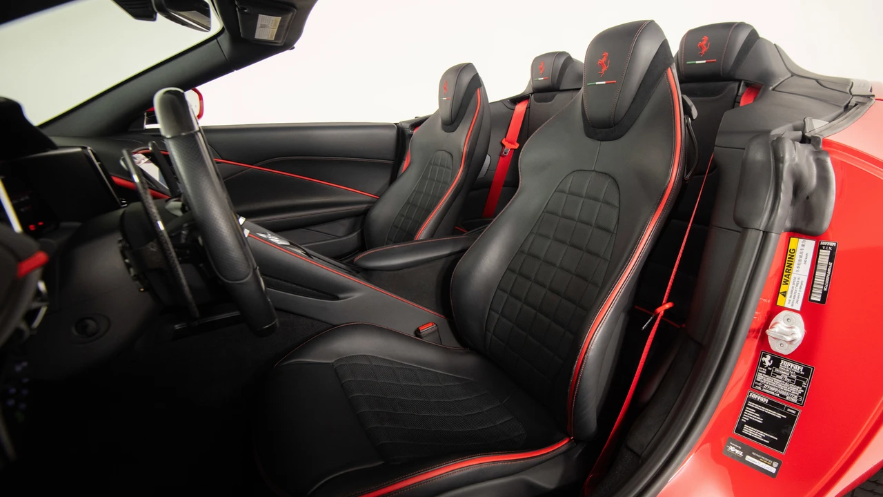 2025 Ferrari Roma Spider - Image 18 of 31