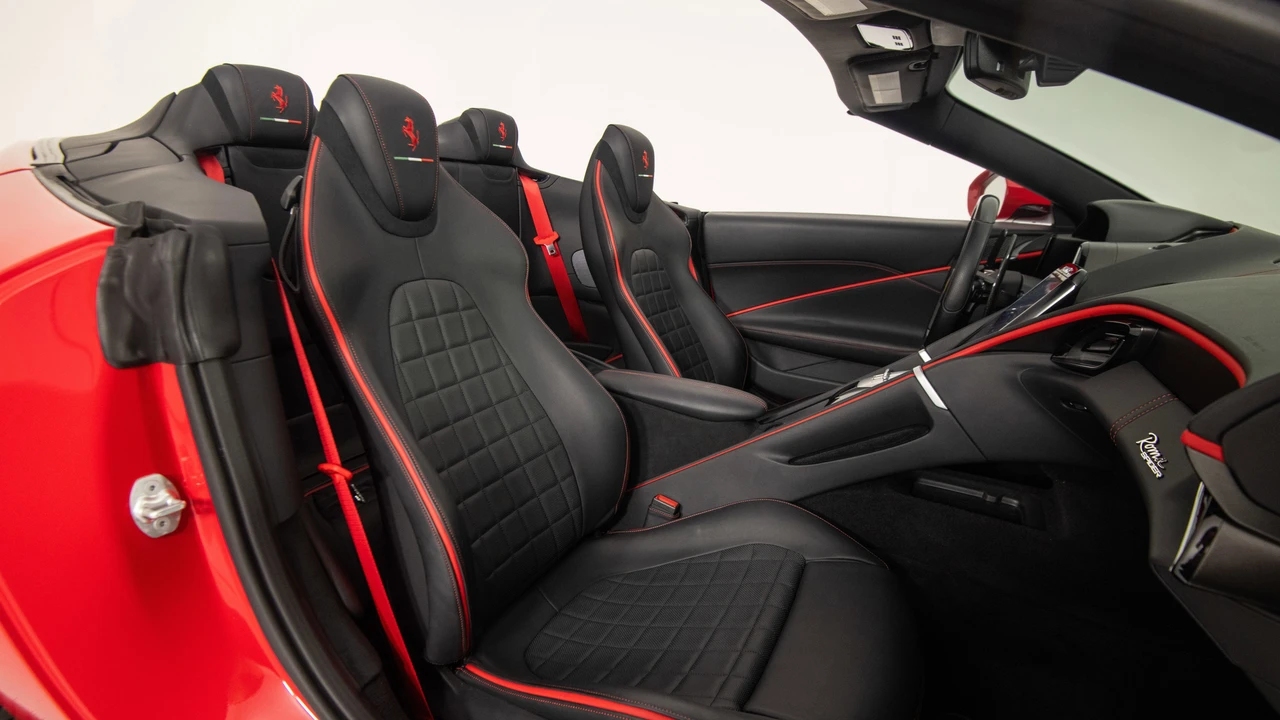 2025 Ferrari Roma Spider - Image 26 of 31