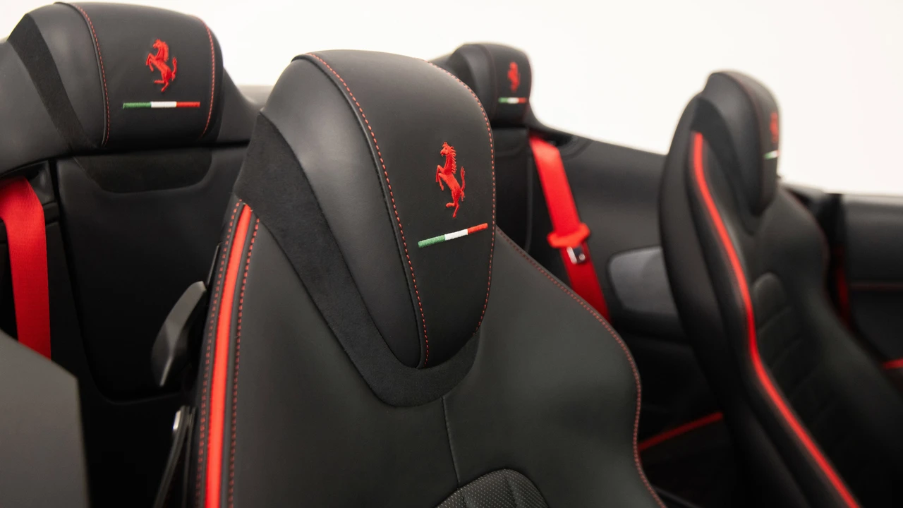 2025 Ferrari Roma Spider - Image 27 of 31