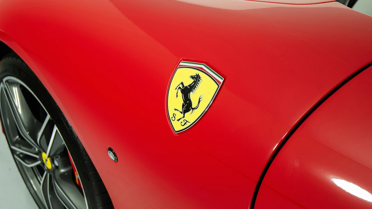 2025 Ferrari Roma Spider - Image 15 of 31