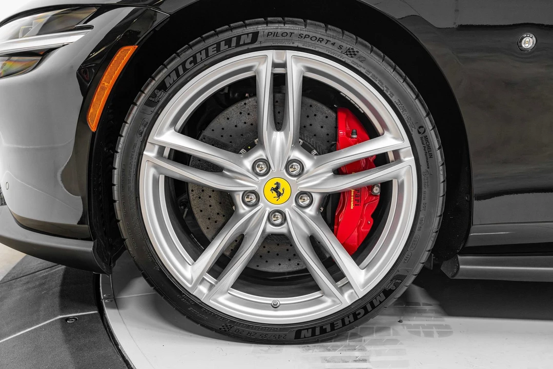 2025 Ferrari Roma Spider - Image 16 of 31