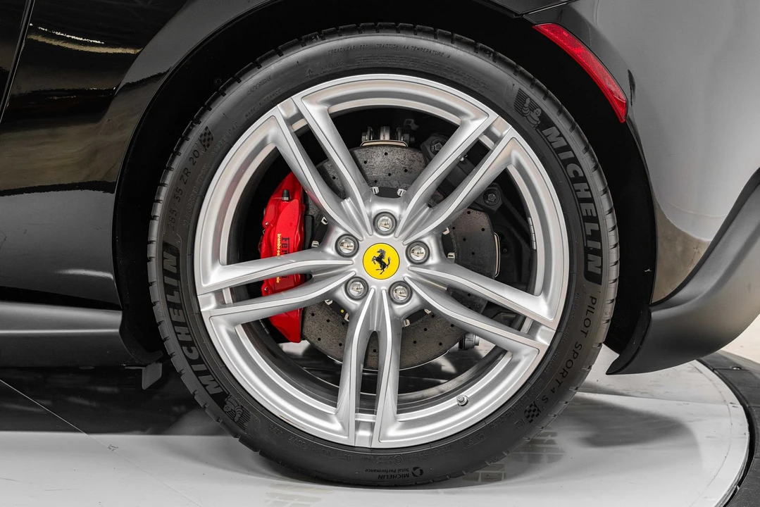 2025 Ferrari Roma Spider - Image 17 of 31