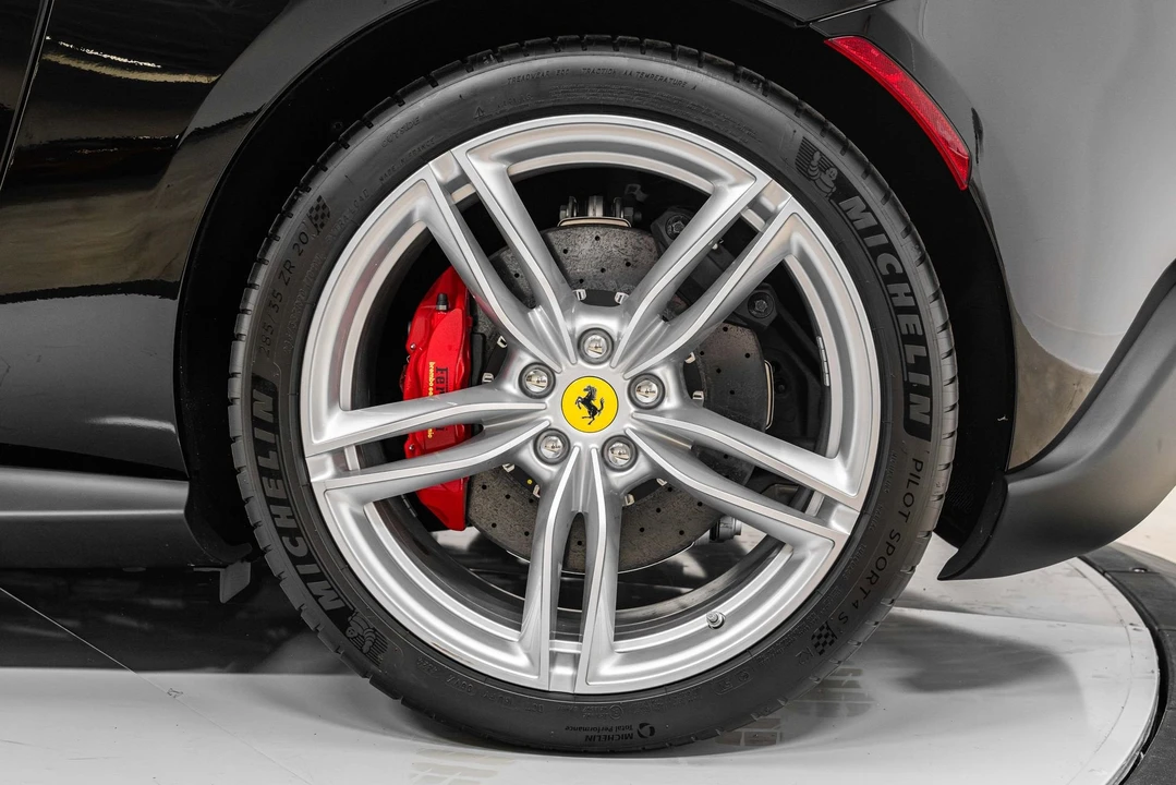 2025 Ferrari Roma Spider - Image 17 of 31