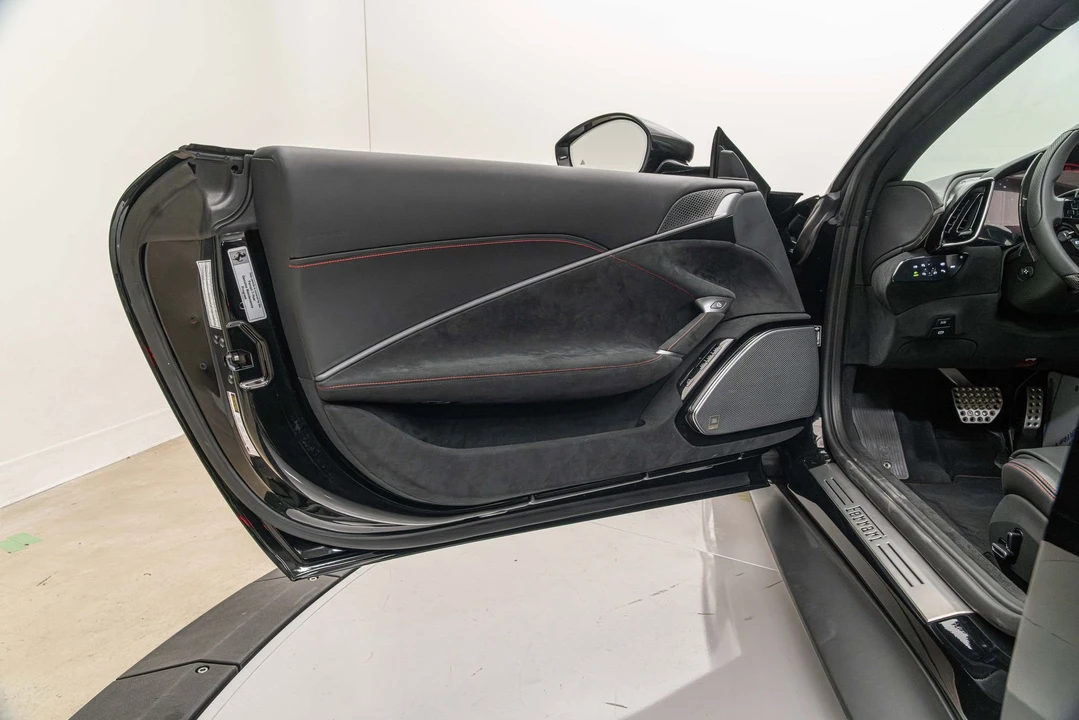 2025 Ferrari Roma Spider - Image 20 of 31