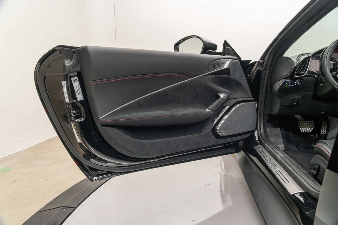 2025 Ferrari Roma Spider - Image 20 of 31