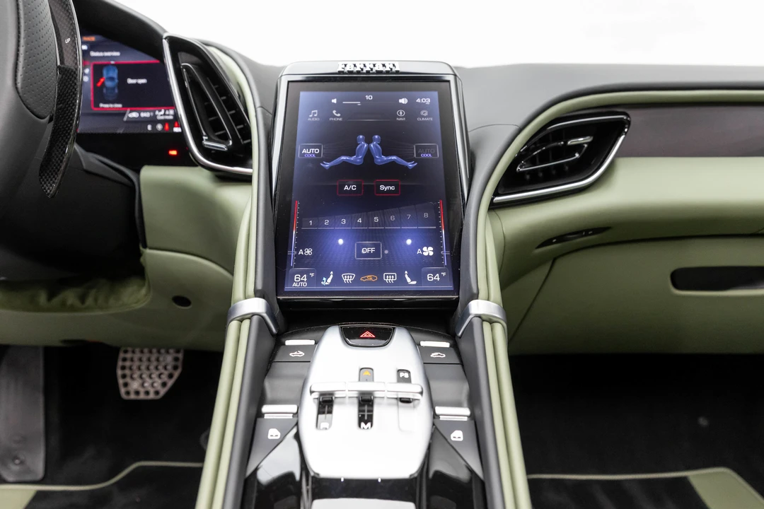2025 Ferrari Roma Spider - Image 28 of 31