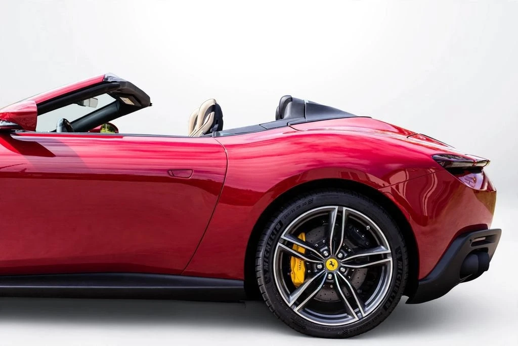 2025 Ferrari Roma Spider - Image 28 of 31