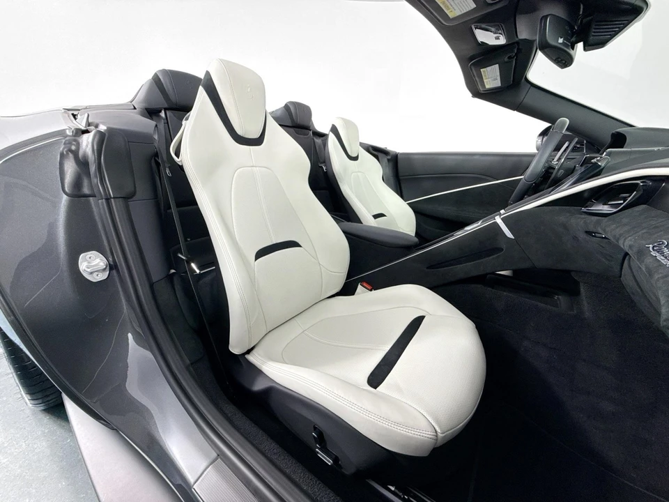 2025 Ferrari Roma Spider - Image 28 of 31
