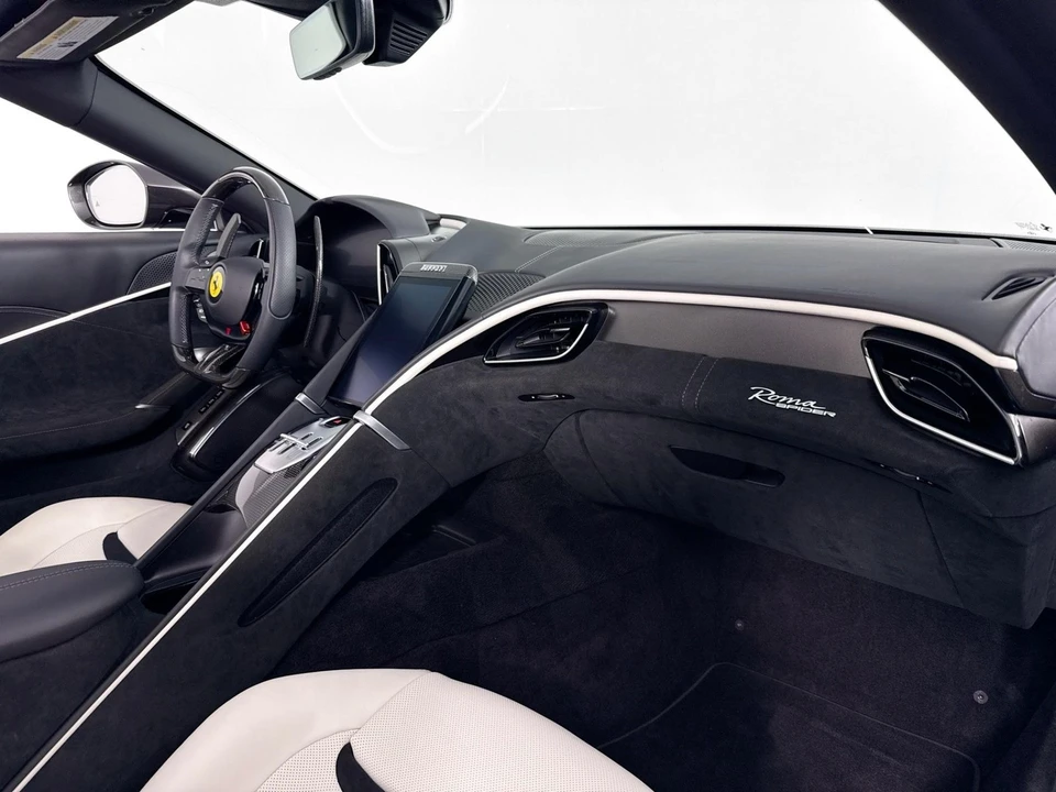 2025 Ferrari Roma Spider - Image 29 of 31