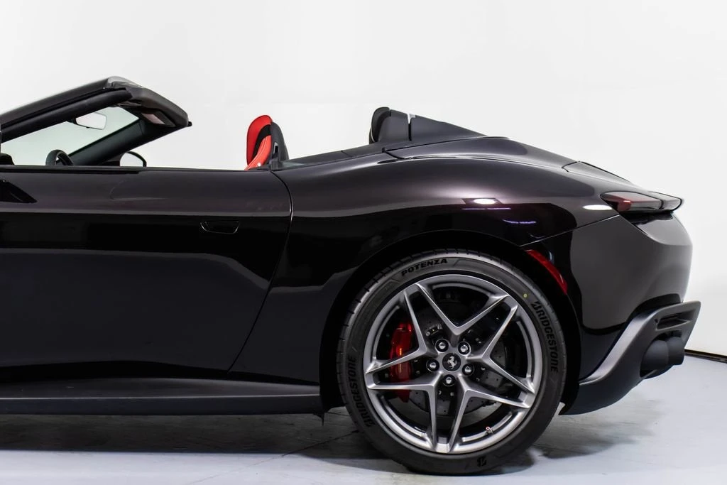 2025 Ferrari Roma Spider - Image 27 of 31