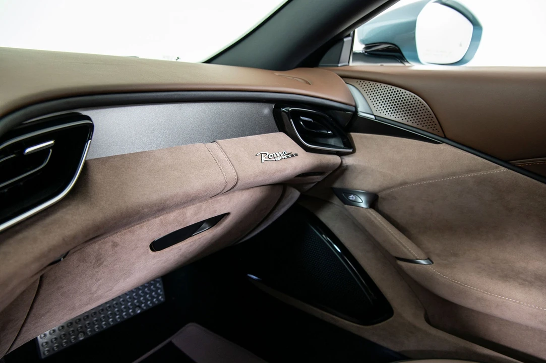 2025 Ferrari Roma Spider - Image 16 of 31