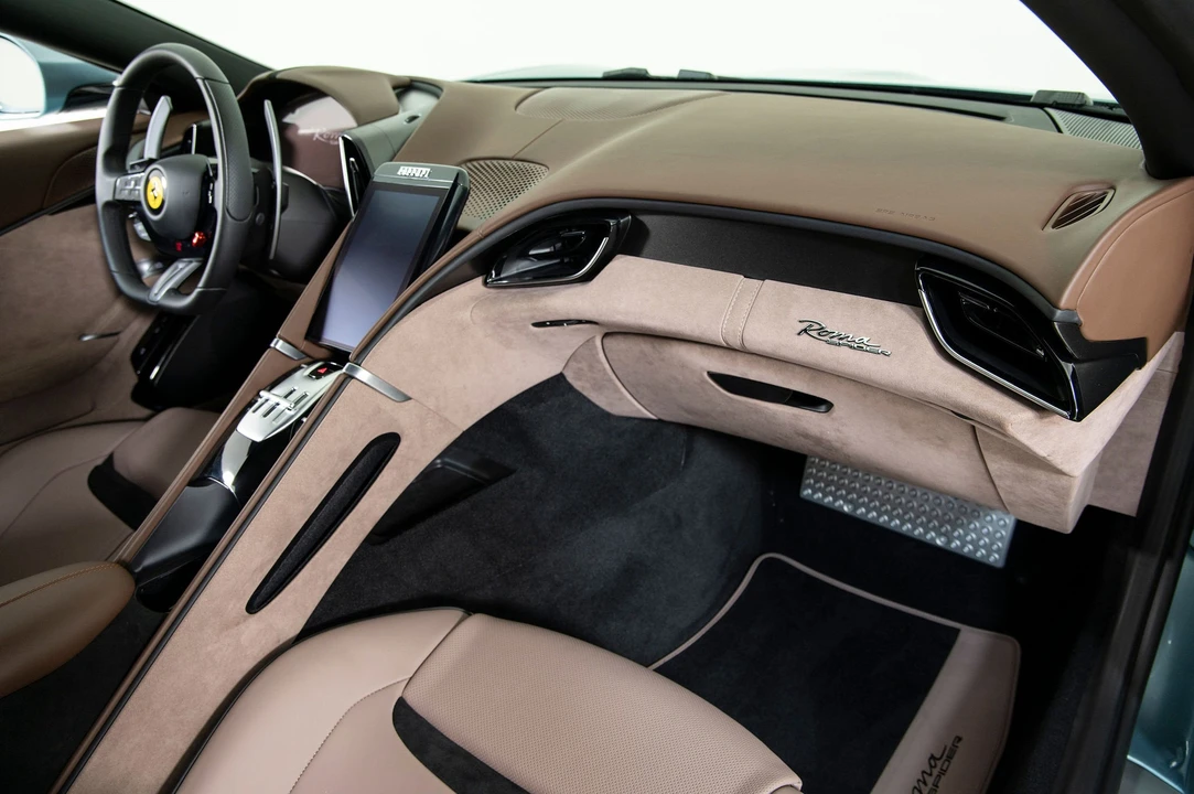 2025 Ferrari Roma Spider - Image 17 of 31