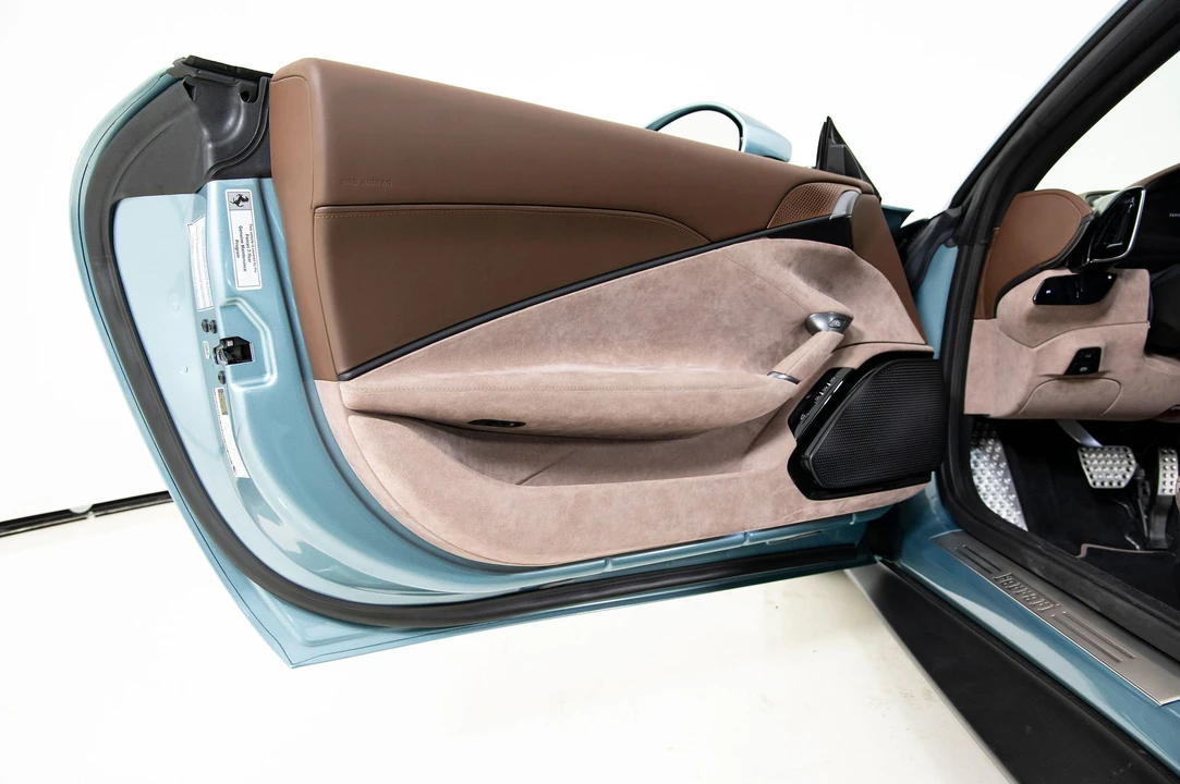 2025 Ferrari Roma Spider - Image 27 of 31