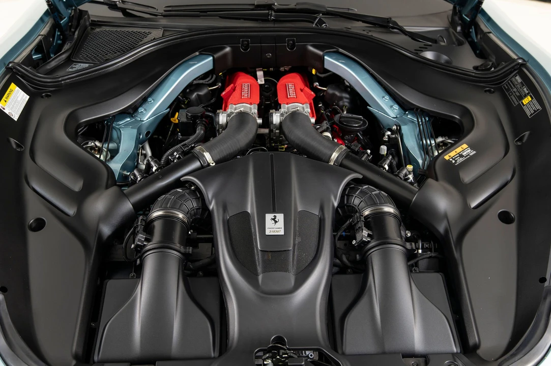 2025 Ferrari Roma Spider - Image 29 of 31