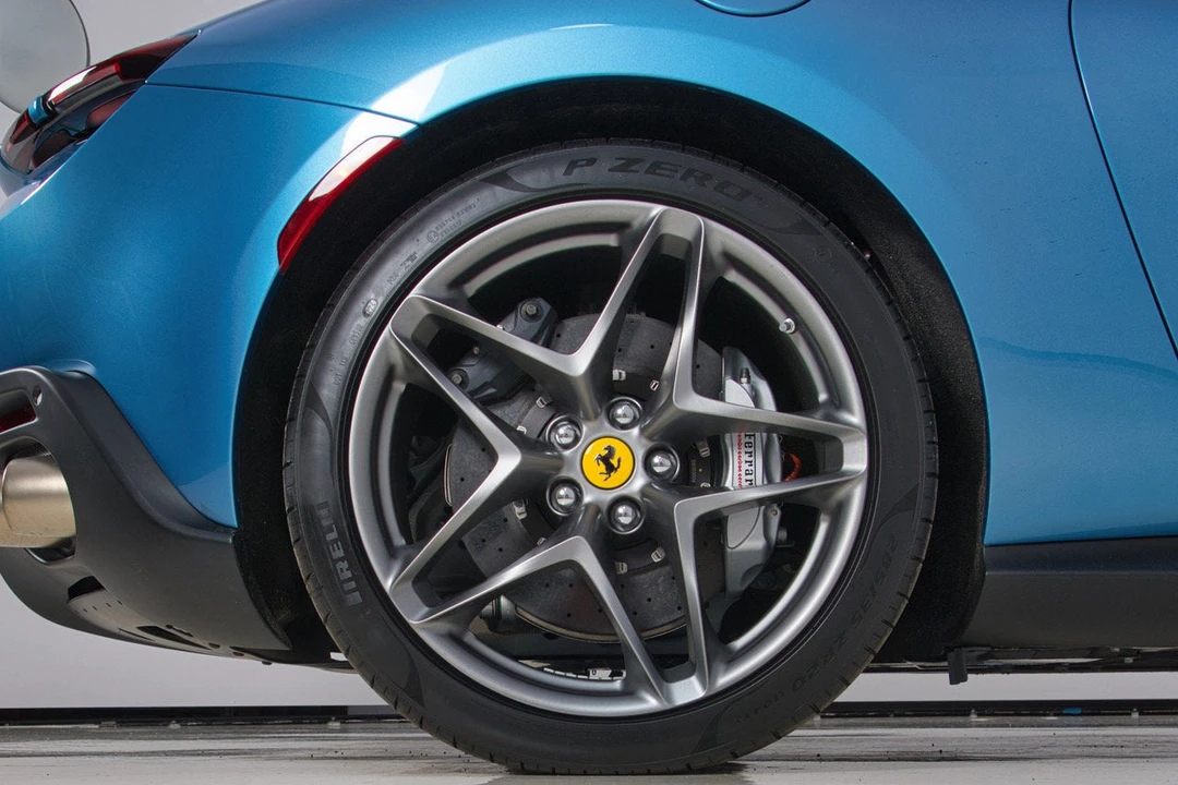 2025 Ferrari Roma Spider - Image 21 of 31