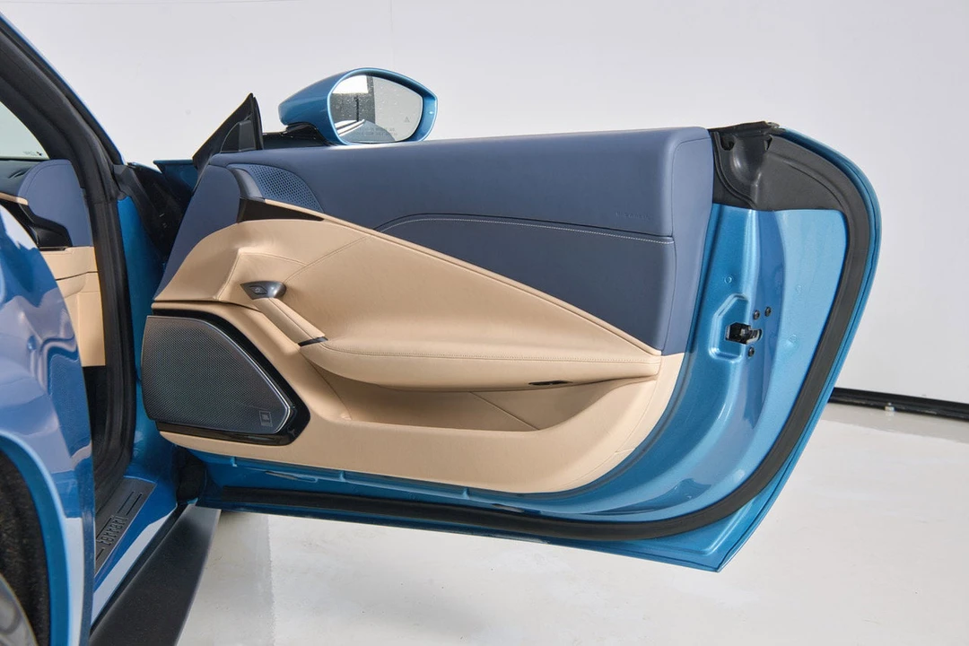 2025 Ferrari Roma Spider - Image 24 of 31