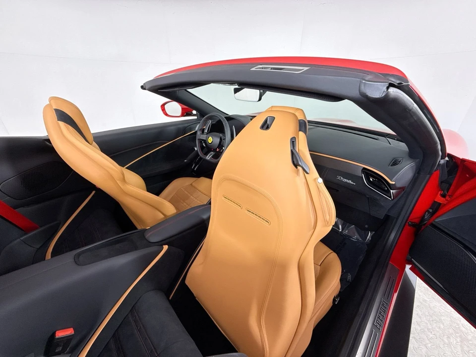 2025 Ferrari Roma Spider - Image 24 of 31