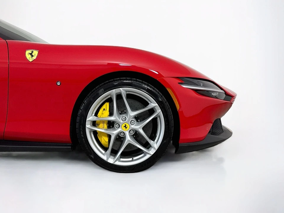 2025 Ferrari Roma Spider - Image 28 of 31