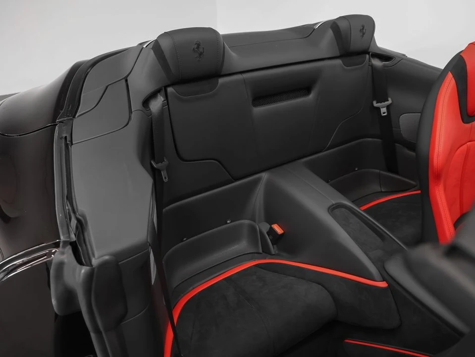 2025 Ferrari Roma Spider - Image 20 of 31
