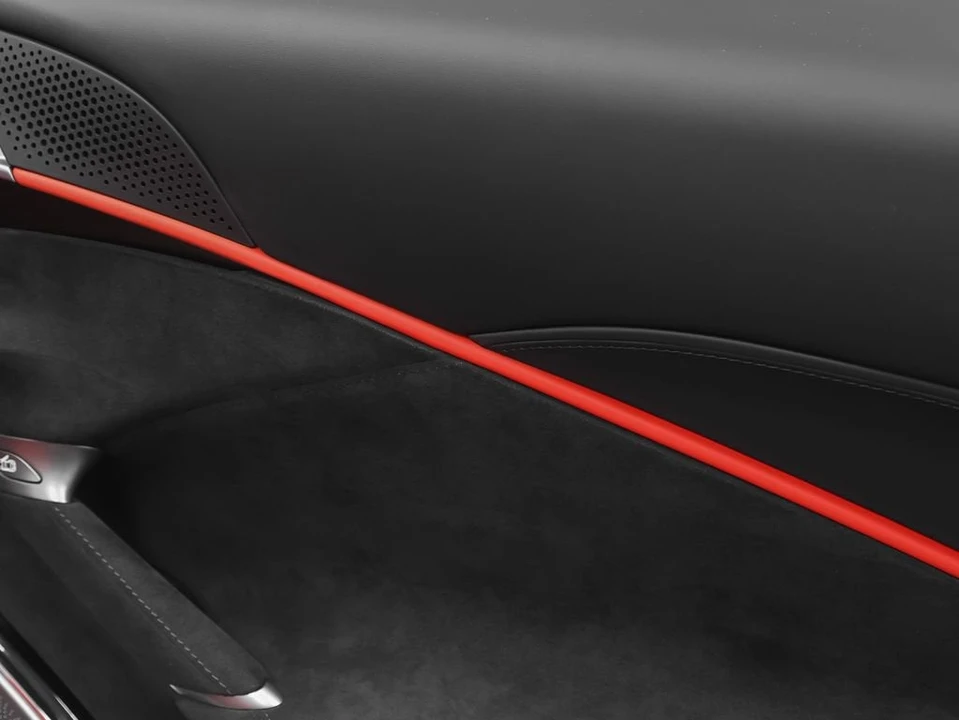 2025 Ferrari Roma Spider - Image 28 of 31