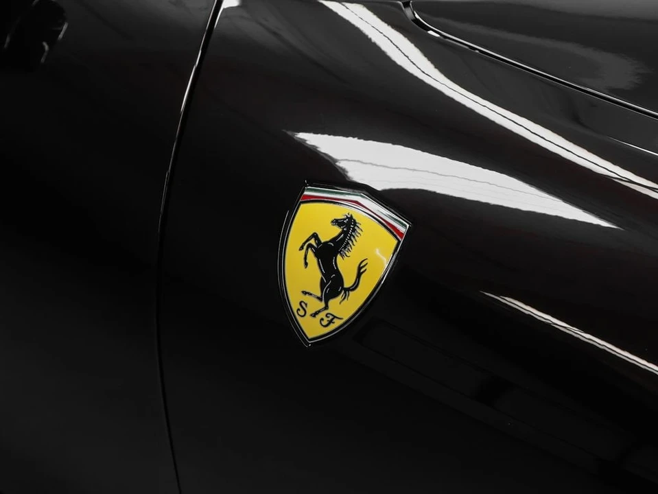2025 Ferrari Roma Spider - Image 9 of 31