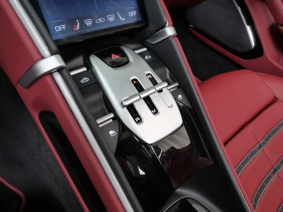 2025 Ferrari Roma Spider - Image 25 of 31