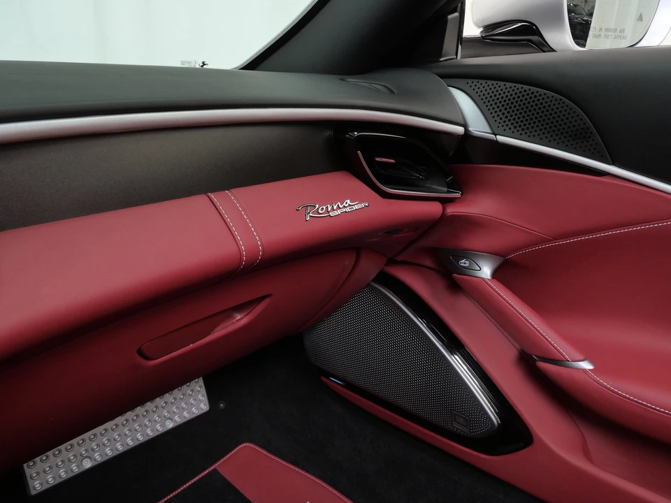 2025 Ferrari Roma Spider - Image 26 of 31