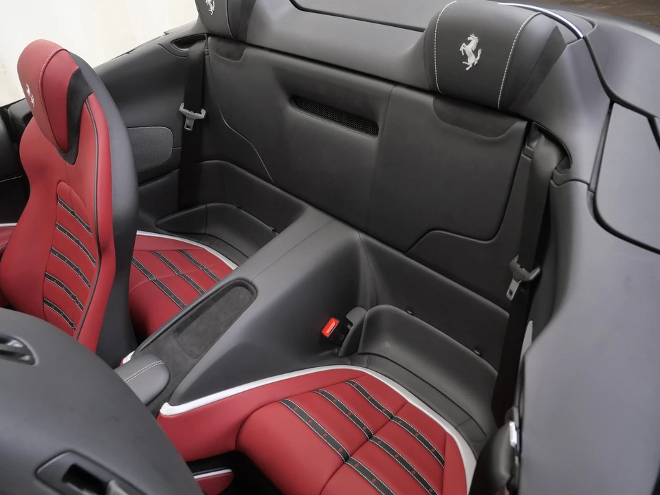 2025 Ferrari Roma Spider - Image 21 of 31