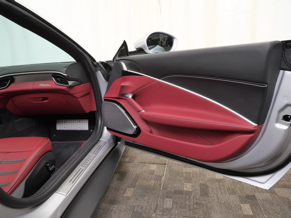 2025 Ferrari Roma Spider - Image 15 of 31