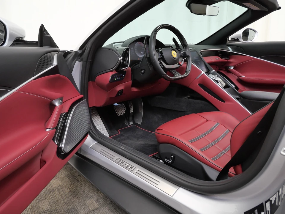 2025 Ferrari Roma Spider - Image 18 of 31