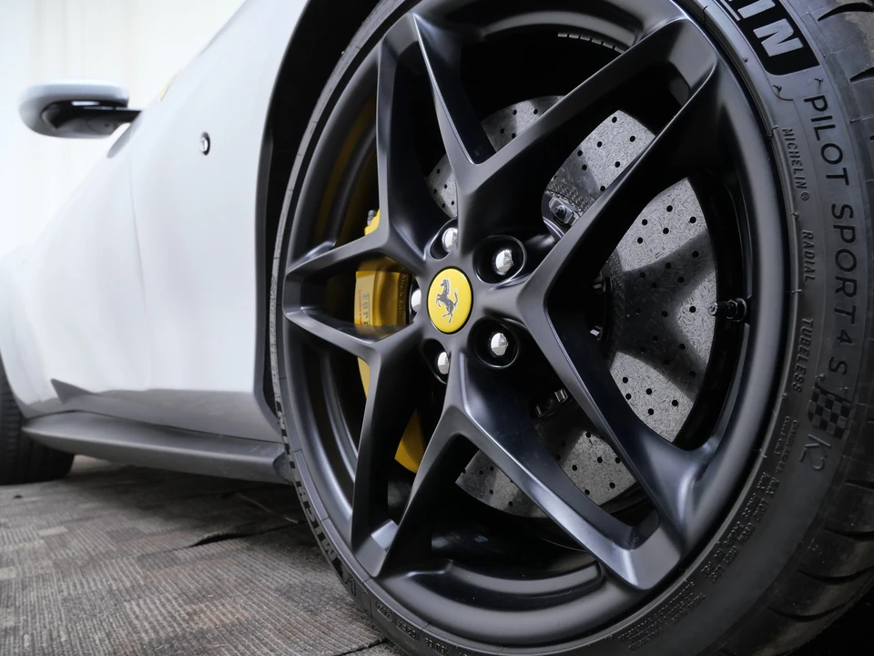 2025 Ferrari Roma Spider - Image 13 of 31